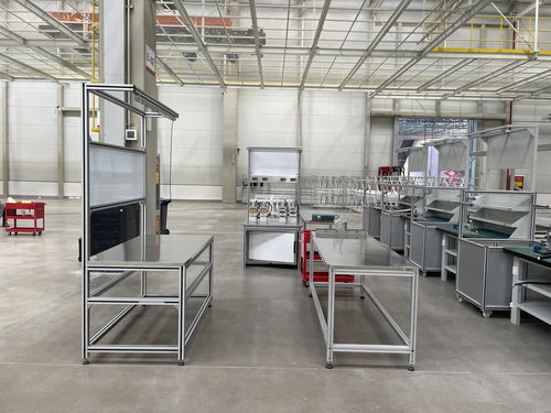 體育場(chǎng)地鋪裝專用裝配工作臺(tái)產(chǎn)品特點(diǎn)及相應(yīng)配置介紹